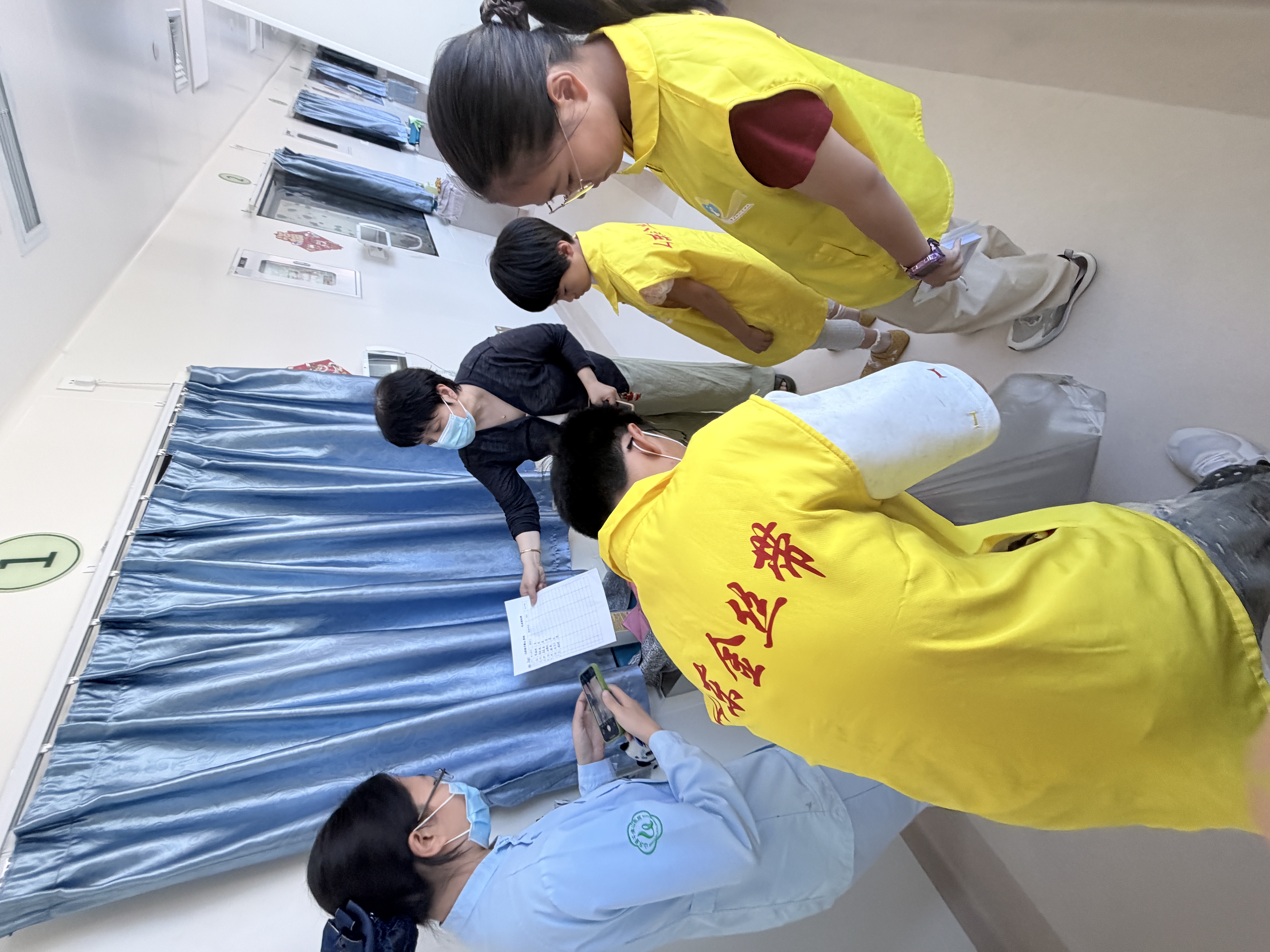 学生志愿者参与医院公益活动