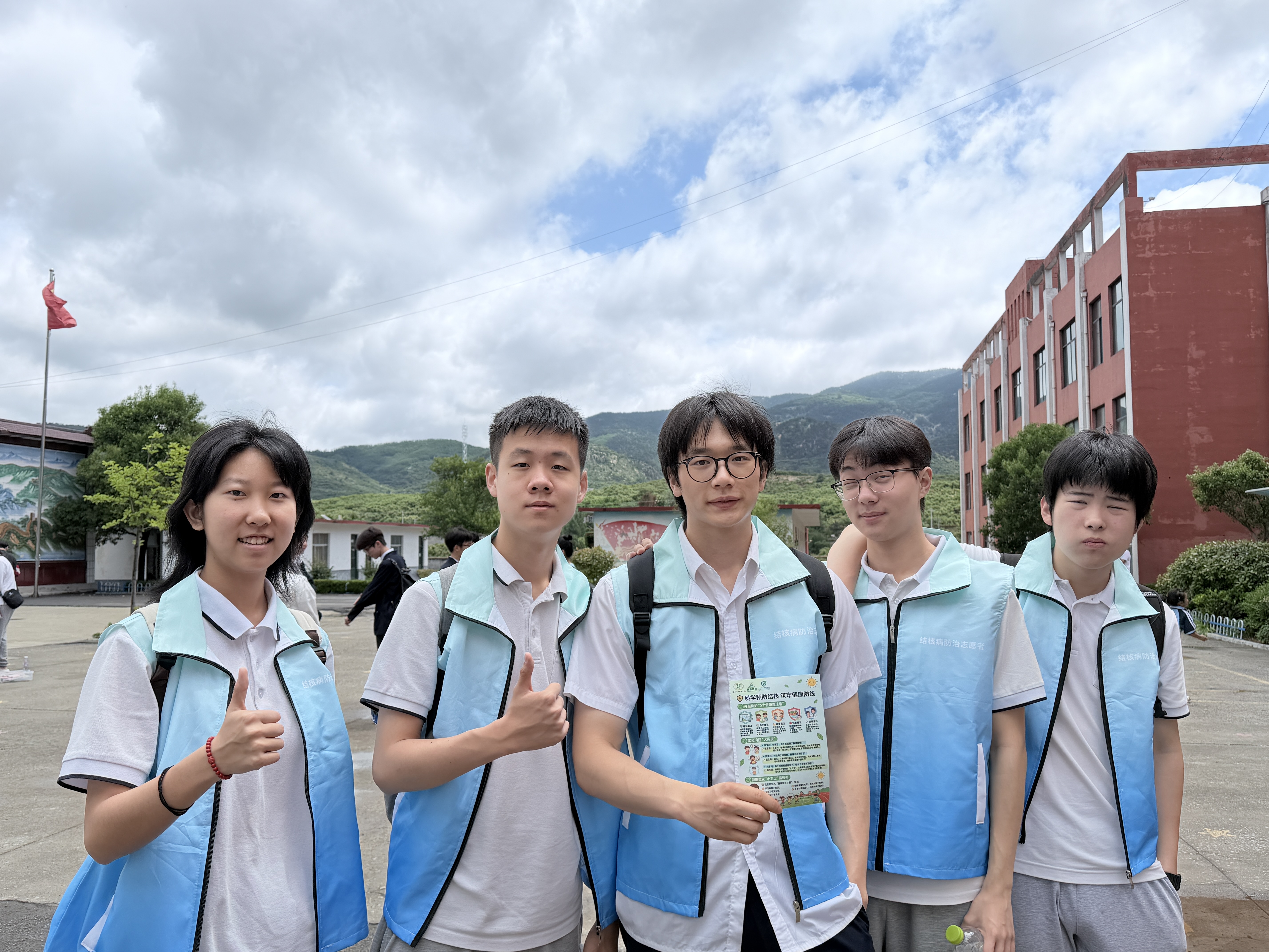 支教活动中的学生志愿者